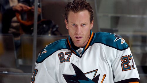 NHL Trending Image: Jeremy Roenick once scared a teammate so bad he jumped head-first through a window